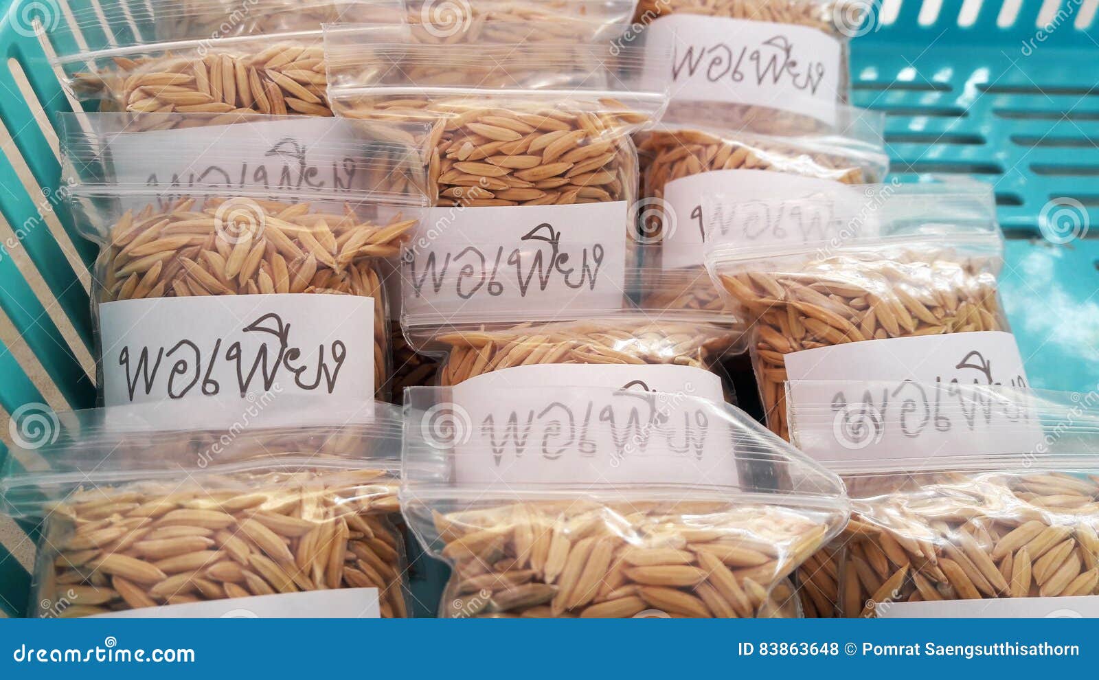 porpieng plastic bags in basket.